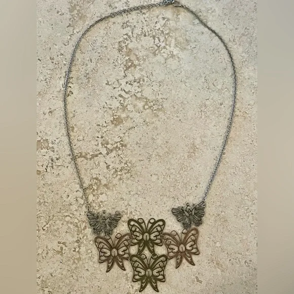 Elegant Metal Butterfly Pendant Necklace *Excellent Cond* - Picture 2 of 4